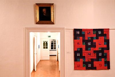 Die Werke, wie dieser Quilt, erobern aber auch die Dauerausstellung und setzen dort Akzente.
