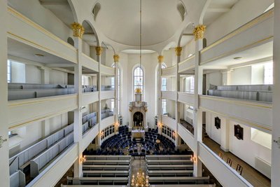 Die evangelische Stadtkirche St. Martin in Zschopau ist im Mauerwerk gotisch, innen aber eine barocke Emporenhalle.