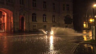 In Aue stand in der Nacht zu Mittwoch die Bahnhofstraße unter Wasser.