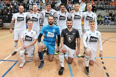 Den Einzug in die Endrunde schafften für den SC Syrau Stephan Rotthoff (hinten von links), Jonas Dettloff, Yannic Freund, Benjamin Matthes, Tobias Erl und Max Rudisch sowie Luca Scholler (vorn von links), Stefan Zöphel, Clemens Zierold und Fabian Stein.