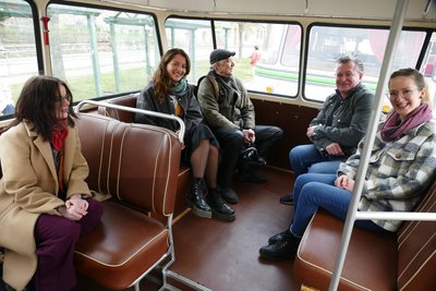 Elisabeth Gundlach und Hanne Franken von Schloss Wildeck, Dirk Schmerschneider vom Chemnitzer Fahrzeugmuseum, Marcus Schachtschneider vom Enduro-Museum und Maria Schade von Schloss Augustusburg (von links) absolvierten einen Teil der Fahrt im Personenanhänger.