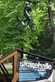 Elias Grünig übt mit einem BMX auf der "Funbox". 