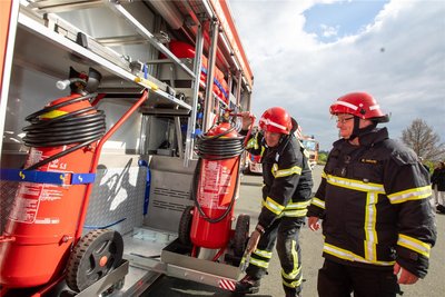 Andreas Wagner, Leiter Technik, und Maschinist Matthias Heinritz (rechts) erkunden das neue Tanklöschfahrzeug.