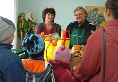 
              <p class="artikelinhalt">Familie Liezner* wird bei der Tafel in Stollberg von Petra Dittrich und Jens Geißler mit Obst und Gemüse versorgt. </p>
            