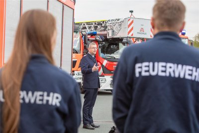 Rüdiger Maetzig, stellvertretender Kreisbrandmeister, bei der Übergabe des neuen Fahrzeuges. Foto: Ellen Liebner
