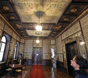 Blick in das Chinesische Zimmer des Schlosses Waldenburg. Die Seidentapeten wurden im 18. Jahrhundert in China hergestellt.