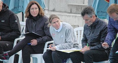 Bianka Herrmann (in Grau) von der SG Vorwärts Frankenberg war mit ihrer Mutter Petra als Kampfrichterin im Einsatz. 