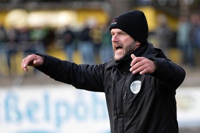 VFC-Trainer Karsten Oswald macht an der Seitenlinie schon mal Alarm.