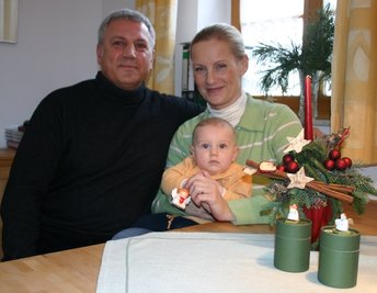 
              <p class="artikelinhalt">Thomas und Angelika Siegert mit Söhnchen Karl-Georg, ein halbes Jahr alt, wohnen gegenwärtig im Lotterhof Augustusburg. Für die Familie, die bei einem Brand alles verlor, wird es ein stilles Fest 2009. </p>
            