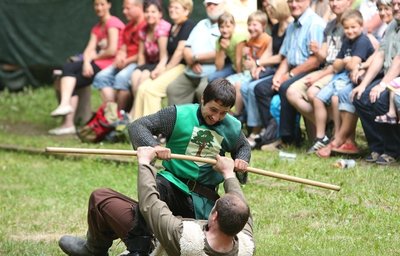Robin Hood (Tobias Schwarzenberg) und Little John (Maik Schönfeld) kämpfen direkt vor den Besucherreihen.