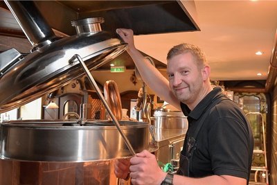 Jens Berndt ist Brauermeister im Hotel "Blauer Engel" in Aue. 