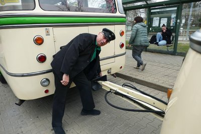 Hier koppelt Busfahrer Heiko Blechle gerade den Anhänger an.