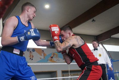 KSSV-Athlet Linus Tesch (links) konnte sich dank technisch-taktisch klugem Boxen gegen den Bundesligakämpfer Dennis Röhner vom BC Chemnitz überzeugend durchsetzen.