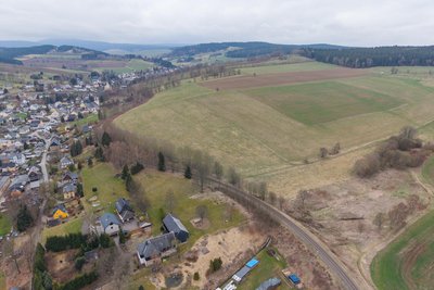 Links ist Cranzahl zu sehen, rechts daneben die für den Solarpark der Mitteldeutschen Erneuerbare Energien GmbH aus Leipzig vorgesehene Fläche.