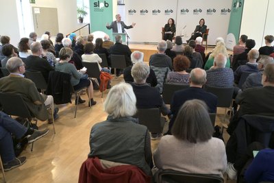 Voller Saal zur Lesung der Friedensnobelpreisträgerin.