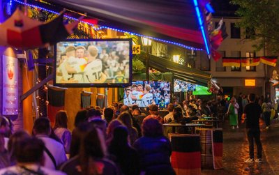 Werden wieder viele Menschen die Spiele in großen Gruppen schauen? (Archivbild)