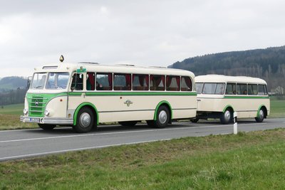 Im Bus finden 36 Passagiere Platz, im Anhänger gibt es 22 Sitzplätze.