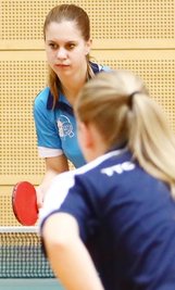 Laura Rüffer vom TSV Schlettau (h.) trug zum Erfolg ihrer Tischtennismannschaft gegen Tanne Thalheim bei. 