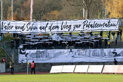 Die Plauener Fans hatten vorm Pokalspiel gegen Chemie Leipzig so eine Ahnung... Können sie im nächsten Frühjahr auch den Aufstieg feiern?