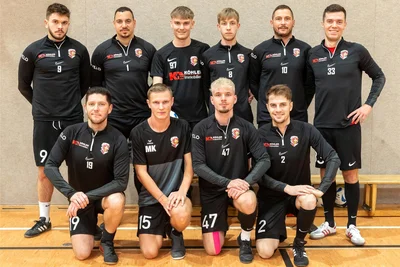 Ohne Niederlage durch die Zwischenrunde spielten sich in der Treuener Mannschaft: Julian Kürth (hinten von links), Kai Gröller, Luca-Aaron Bodenbinder, Niklas Dähne, Martin Weiß, Kenneth Mierendorf und Kenny Bormann vorn von links), Max Kießling, Julian Bauch und Philipp Gruner.