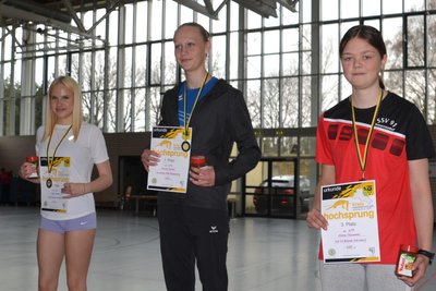 Emilia Müller (M.) vom SV Turbine Frankenberg gewann den Wettkampf in der Altersklasse W15.
