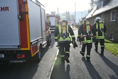 Die Feuerwehren aus mehreren Gemeinden mußten lange Wege gehen und Wasserschläuche legen.