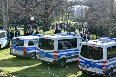 Mehrere Hundert Menschen sind wie in den Vorwochen auch am Montagabend in den Freiberger Albertpark gekommen.
