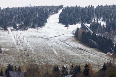 Ein wenig "angezuckert" ist der Fichtelberg bereits. Ende der Woche soll in Sachsens größtem Skigebiet das Beschneien starten. 