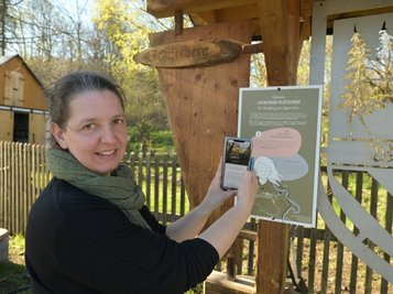 Annett Beier an der Station "Die Alte Frau in der Isenburg" vorm Backhaus in Wildbach. 