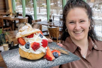Alleinstellungsmerkmal: Windbeutel in verschiedenen Kreationen soll es ab diesem Sonnabend im "Café Balance" in Wiesenbad geben. Inhaberin Vicki Küttner wird sie in der Küche des Cafés frisch zubereiten.