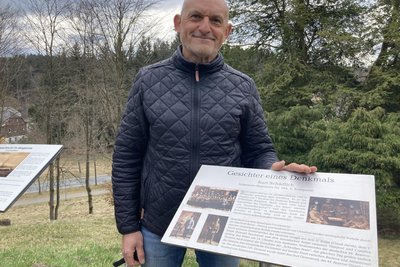 Die Geschichte auf den Gedenktafeln am Mahnmal ist auch die Geschichte von Jürgen Seidels Familie.