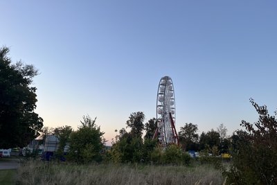 Das Riesenrad steht, Fahrgeschäfte rollen an. Donnerstag öffnet der Rummel in Burgstädt.