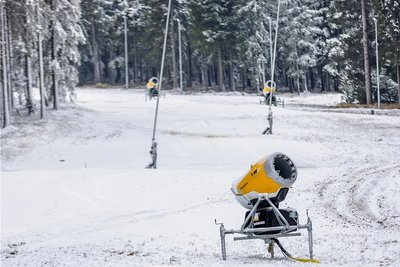 Auf dem benachbarten Keilberg liegt schon der erste Kunstschnee.