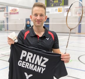 Gerüstet: Michael Prinz vom ATSV Freiberg mit dem offiziellen Trikot für die WM in Huelva. 