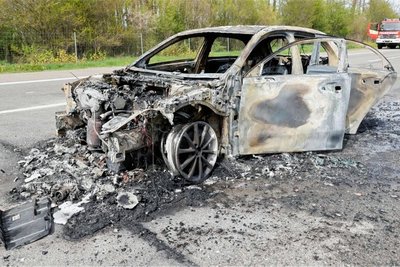 Ein Mercedes ist am Donnerstagnachmittag auf der Autobahn 4 ausgebrannt. Zuvor fuhr er auf einen Kia auf. Foto: Harry Härtel