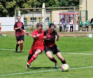 Eng umkämpft: Hier streiten Meg Eichentopf (l.) und die Bräunsdorferin Lisa Glöckner um den Ball. 