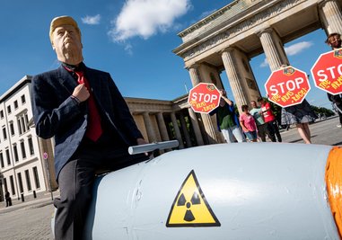 Friedensorganisationen demonstrieren im April in Berlin für eine Welt ohne Atomwaffen - und gegen ein Wettrüsten zwischen den USA und Russland. (Archivbild)