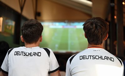 In vielen Kneipen und Restaurants dürften die deutschen Spiele zu sehen sein. (Archivbild) 
