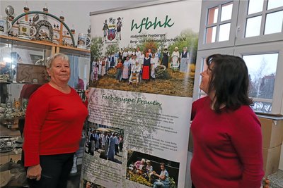 Ursula Querner (l.) und Katrin Fleischer zeigen den Aufsteller der Fachgruppe Frauen.