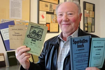 Günter Gränitz ist leidenschaftlicher Sammler und hatte die Idee zu dem Sammlertreff. Im Foto zeigt er Spar-, Einlage- und Zinsquittungsbücher, die Teil seiner Ausstellung "Sparen" waren. 