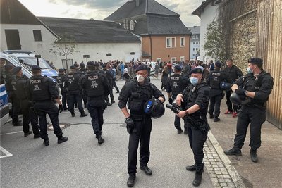 Ein Bild vom 10. Mai in Zwönitz. Zahlreiche Beamte waren damals im Einsatz, als die Situation aus dem Ruder geraten ist. Acht Polizisten wurden damals während des Einsatzes verletzt. 