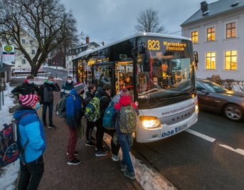 Tausende Kinder und Jugendliche im Erzgebirge sind auf den Schulbus angewiesen. Doch ihren Eltern droht ab kommendem Schuljahr eine drastische Preiserhöhung - insbesondere bei den Grundschülern. 