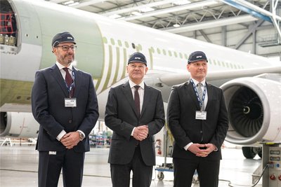 Bundeskanzler Olaf Scholz (M.) besuchte am Donnerstag die Elbe-Flugzeugwerke (EFW) am Dresdner Flughafen. EFW-Geschäftsführer Jordi Boto (l.) und Finanzchef Kai Mielenz (r.) warben mit Blick auf die Landtagswahl für ein weltoffenes Sachsen.