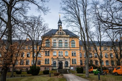 Das Carl-von-Bach-Gymnasium in Stollberg, an dessen Eingangsportal die Firma Scheunert mitgearbeitet hat. Restaurierungen machen einen Großteil des Geschäfts aus.