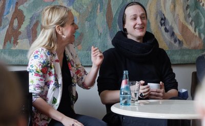 Hatten schon bei der Vorstellung des Stückes "Liebesbrief nach Ladenschluss" beim traditionellen Premierenschaufenster sichtlich Spaß: die beiden Hauptakteure Madelaine Vogt und Nick Körber. 