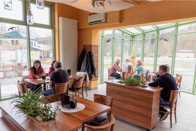 Ungeplant: Selbst beim Fotoshooting füllte sich das Café schnell. 