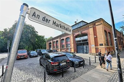 Am Parkplatz An der Markthalle neben der Bierbrücke müssen alle Autobesitzer Parkgebühren zahlen. Geht es nach der Stadt, soll sich das für einen bestimmten Autofahrerkreis bald ändern.