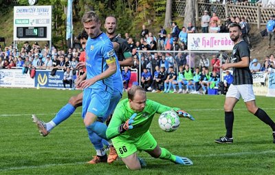 Tanne-Keeper Stefan Berger (Mitte) konnte sich gegen den Chemnitzer FC, in diesem Fall Kapitän Robert Zickert, mehrmals auszeichnen. 