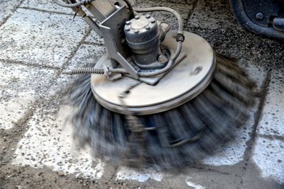 Die Kehrmaschine ist ab Montag in Oelsnitz und seinen Ortsteilen zur Straßenreinigung unterwegs.
