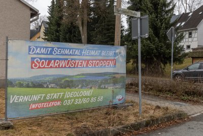 Die AfD macht auch auf Plakaten im Sehmatal deutlich, was sie von den Solarprojekten hält.
